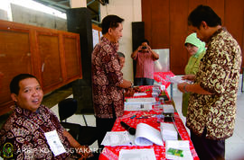 Wakil Walikota Yogyakarta Periode 2006-2011, Drs. H. Haryadi Suyuti, tampak telah menerima dan me...