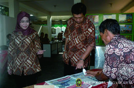 Wakil Walikota Yogyakarta Periode 2006-2011, Drs. H. Haryadi Suyuti, mencelupkan jari kelingkingn...