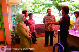 Wakil Walikota Yogyakarta Periode 2006-2011, Drs. H. Haryadi Suyuti, tampak tengah berdiskusi den...